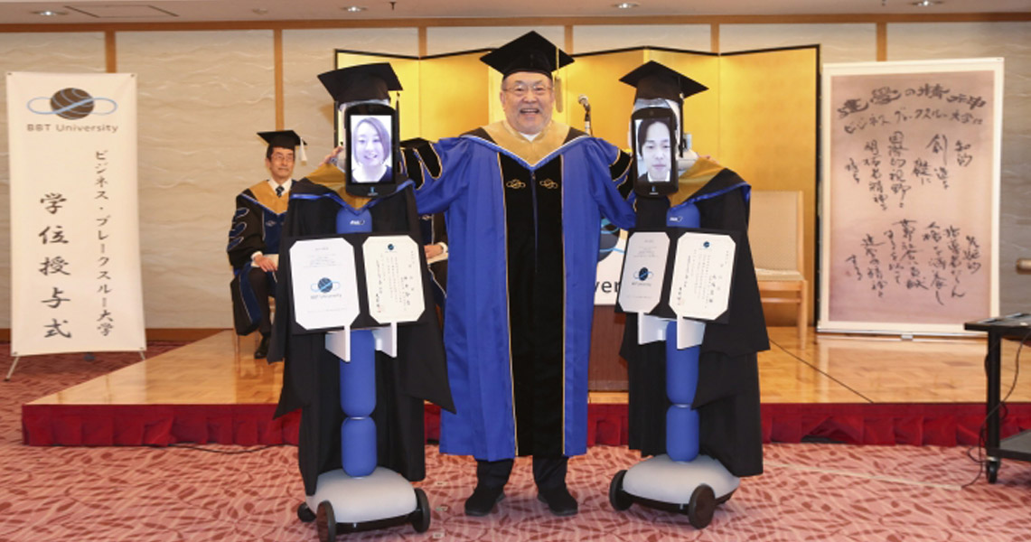 #GanitoKamiSaJapan! Graduation Ng Mga ‘Robot’ Sa Isang University Doon Para Iwas-Covid!